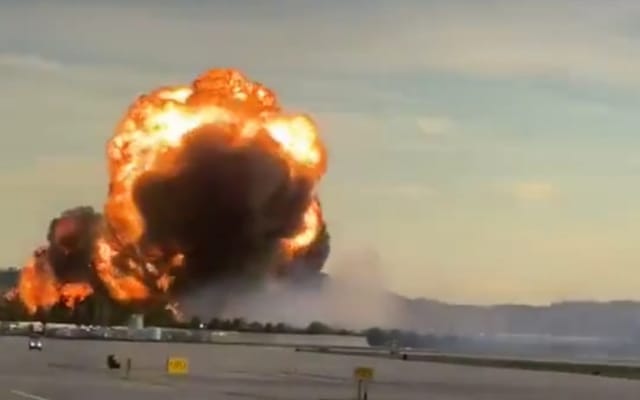 avião explode Tragédia aconteceu após decolagem no Aeroporto Internacional de Louisville | Foto: Reprodução/redes sociais
