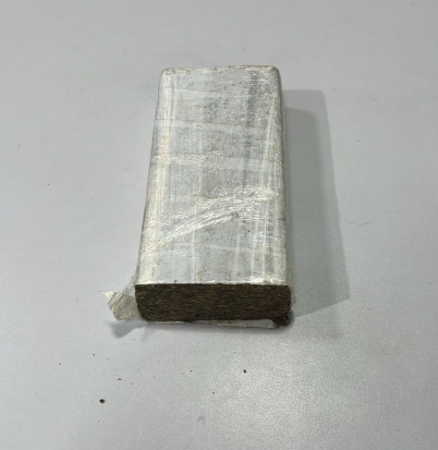 Homem é preso com tijolo de maconha em casa após abordagem policial em Lorena