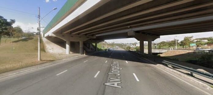 Jovem de 18 anos fica ferida após capotamento de carro em São José Jovem de 18 anos fica ferida após capotamento de carro em São José