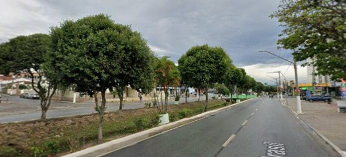 Dois homens caem em rio após perderem controle de motocicleta em Caçapava