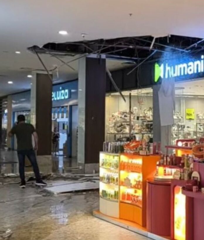 Parte do teto desaba em shopping de Piracicaba após vazamento Parte do teto desaba em shopping de Piracicaba após vazamento