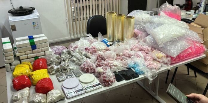 Homem é preso com grande quantidade de drogas em casa de São José Homem é preso com grande quantidade de drogas em casa de São José