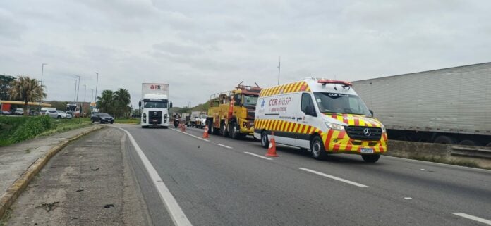 Homem fica gravemente ferido após ser atropelado na Dutra, em Jacareí