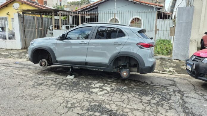 Carro tem rodas e pneus furtados no meio da rua em São José