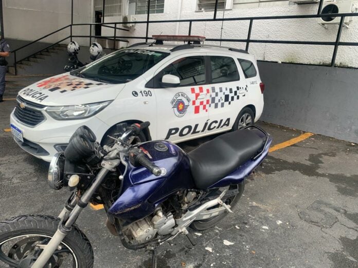 Adolescente é apreendido com motocicleta furtada em São José dos Campos