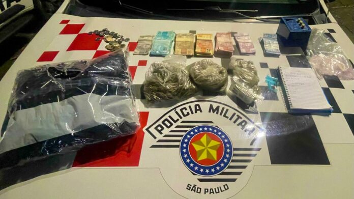 Jovem é preso com drogas e mais de R$ 8,4 mil após tentativa de fuga na zona leste de São José