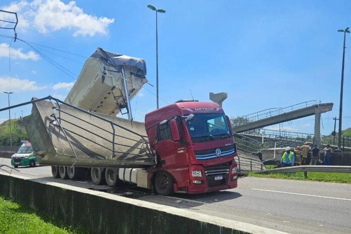 Segundo a concessionária, a estrutura desabou após ser atingida pela caçamba do caminhão | Foto: Reprodução/redes sociais