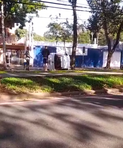 Carro capota e deixa motorista ferido na avenida Tívoli, em São José