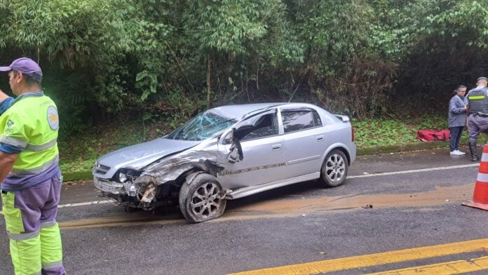 Duas pessoas ficam feridas após colisão na Oswaldo Cruz em Ubatuba Duas pessoas ficam feridas após colisão na Oswaldo Cruz em Ubatuba