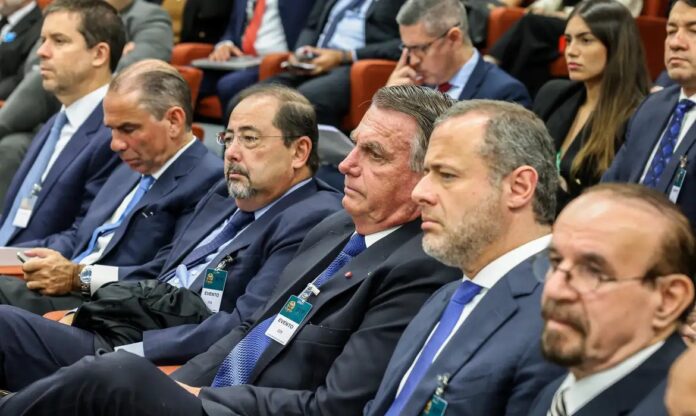 Bolsonaro e advogados Ex-presidente Jair Bolsonaro e advogados | Foto: Antonio Augusto/STF