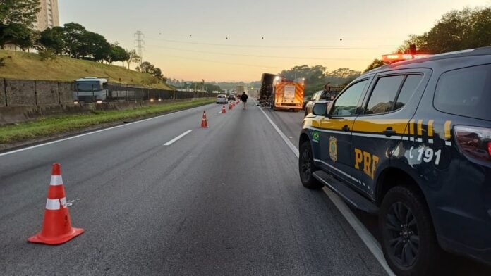 Caminhão pega fogo na Dutra em São José e interdita faixa e acostamento