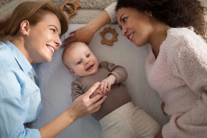 Duas mães, um bebê: método permite que casais de mulheres compartilhem a gestação