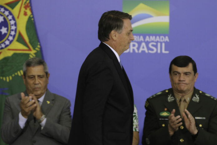 Ex-presidente Jair Bolsonaro é preso após tentar violar tornolezeira