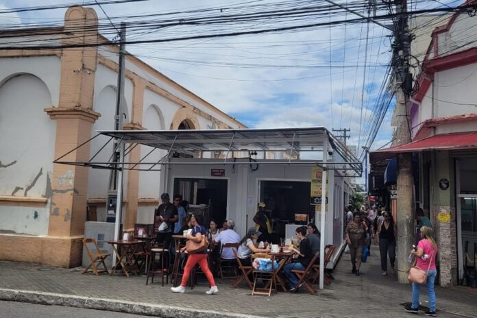 Comerciantes do Mercado Municipal de São José começam a operar em containers durante obras