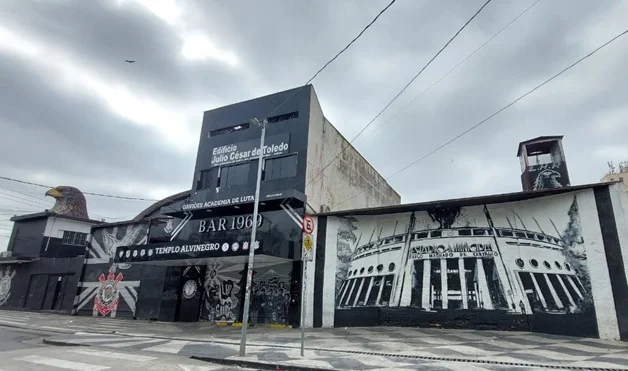 Torcida do Corinthians planta árvores e transforma entorno da Neo Química Arena