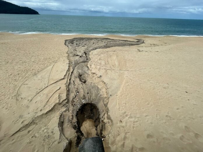 Condomínio é multado em mais de R$ 70 mil por lançamento irregular de esgoto em praia de São Sebastião