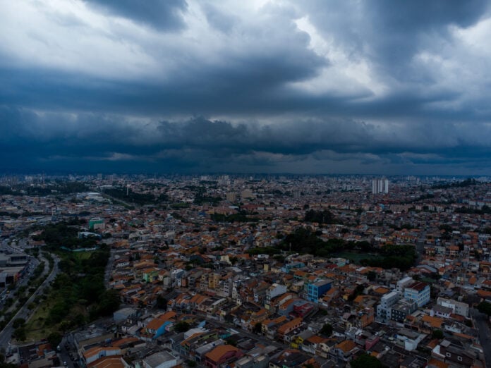 Céu carregado, antecipando chuva na zona leste - SP Nuvens carregadas, antecipando chuva, para a região de São Mateus, zona leste de São Paulo | Foto: Edi Sousa/Ato Press/Folhapress