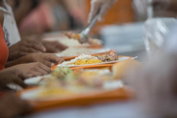 Atualmente, são 71 unidades fixas, quatro refeitórios e 44 caminhões que atendem em 48 pontos de atendimento do Bom Prato Móvel, totalizando 123 localidades em 42 município.| Foto: Governo de SP