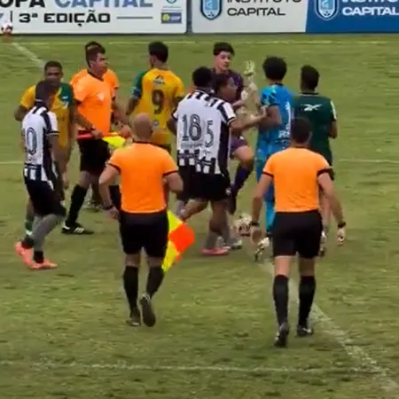 Bruninho tomou cartão amarelo por discussão com Cauê | Reprodução Bruninho tomou cartão amarelo por discussão com Cauê | Reprodução