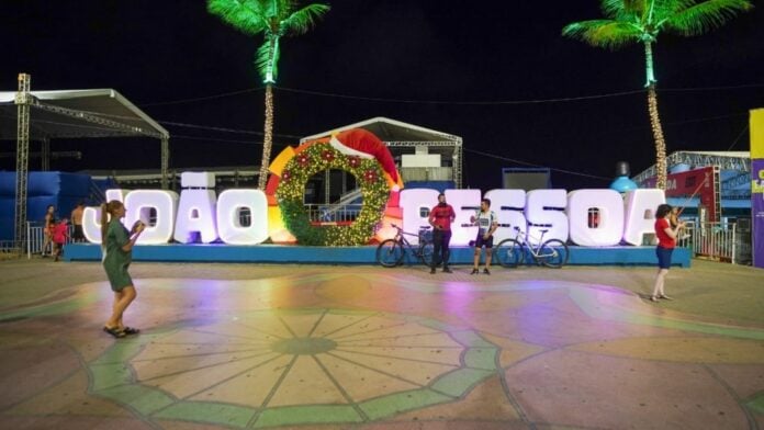 Busto de Tamandaré Inscrições para ambulantes atuarem na orla da capital começam nesta segunda