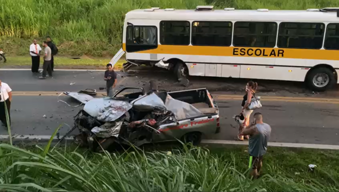 Motorista morre após batida frontal entre picape e ônibus em rodovia de Campinas