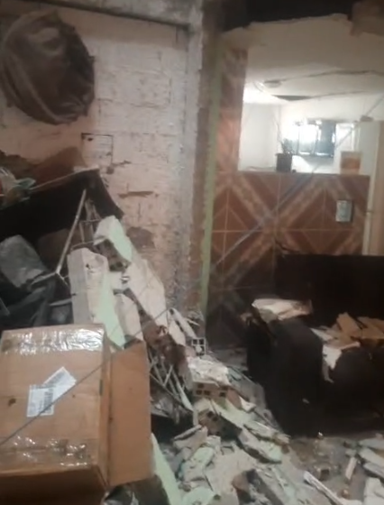 Segundo o Corpo de Bombeiros, a explosão foi causada pelo vazamento de um botijão de gás; vítima está em estado grave