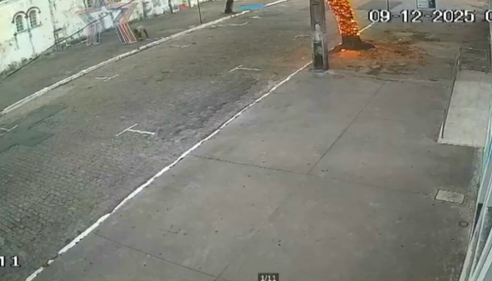 Captura de tela 2025-12-09 195038 Nas imagens, é possível vê-lo puxando os cabos com força até provocar um pequeno curto-circuito, que não o atinge. Em seguida, o suspeito deixa o local carregando a fiação