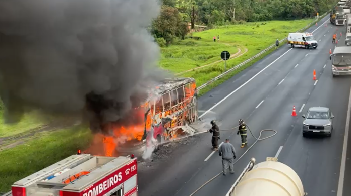 Ônibus fretado pega fogo na Bandeirantes e gera congestionamento Ônibus fretado pega fogo na Bandeirantes e gera congestionamento