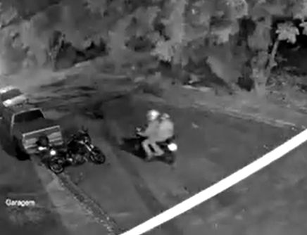 Dupla rouba moto em menos de 30 segundos na Vila Georgina, em Campinas Dupla rouba moto em menos de 30 segundos na Vila Georgina, em Campinas