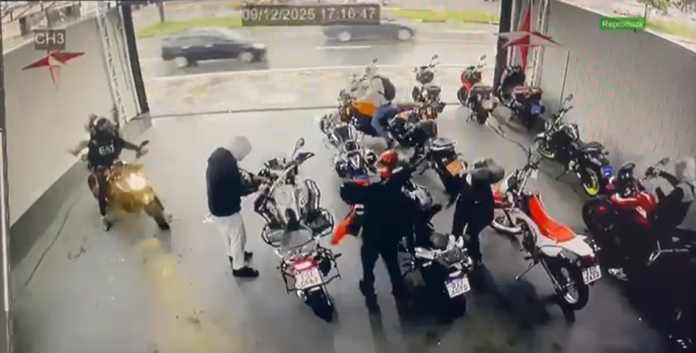 Quadrilha rende funcionários e roubam cinco motos de alta cilindrada Quadrilha rende funcionários e roubam cinco motos de alta cilindrada