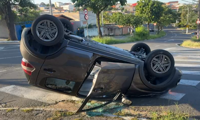 Carro capota e deixa feridos em via movimentada de Campinas Carro capota e deixa feridos em via movimentada de Campinas