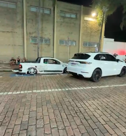 Porsche de R$ 700 mil bate em três carros estacionados no Cambuí, em Campinas Porsche de R$ 700 mil bate em três carros estacionados no Cambuí, em Campinas