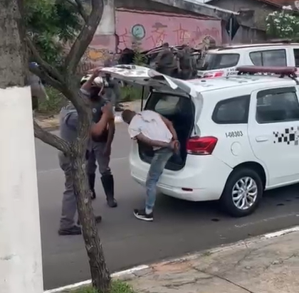 VÍDEO: Perseguição policial termina com carro dentro de casa VÍDEO: Perseguição policial termina com carro dentro de casa
