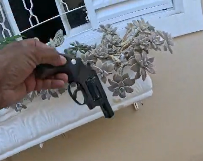 Denúncia de adolescente leva à prisão de padrasto armado e bêbado Denúncia de adolescente leva à prisão de padrasto armado e bêbado