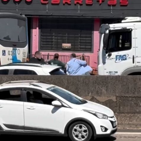 Briga entre motoristas de ônibus e carro paralisa avenida em Campinas Briga entre motoristas de ônibus e carro paralisa avenida em Campinas