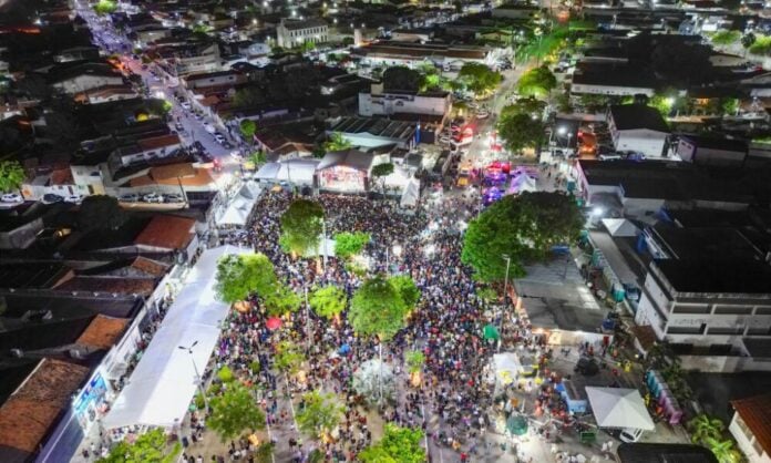 FESTA-67-CABEDELO-10-1000x600 A exibição acontece logo após o programa do Ratinho, oferecendo ao público a chance de acompanhar de casa uma das apresentações mais esperadas da programação de aniversário da cidade