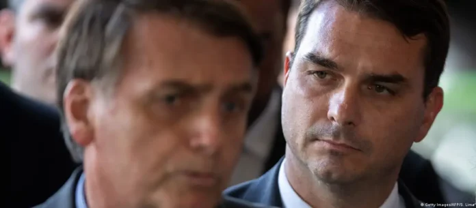 Flávio e Jair Na política, não se abre mão de poder; na direita, Bolsonaro tem o poder do voto