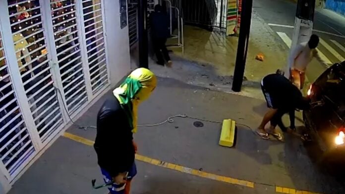 Loja de roupas é alvo de criminosos durante a madrugada em Mandacaru, em João Pessoa