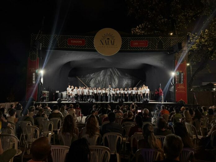 Natal orla A partir das 18h, o público acompanha a apresentação do Coro Infantil da Paraíba, , regido pelo maestro João Alberto Gurgel