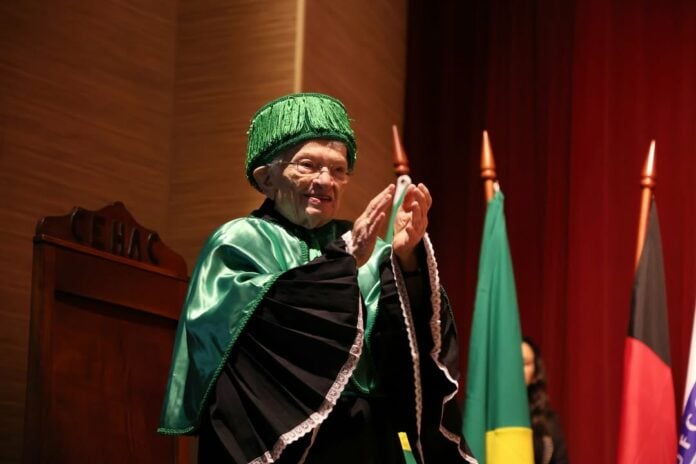 MST saúda Erundina, agora Cidadã Campinense e Honoris Causa da UFCGHoje, em Campina Grande, cele (1) Luiza Erundina recebe título de Doutora Honoris Causa da Universidade Federal de Campina Grande