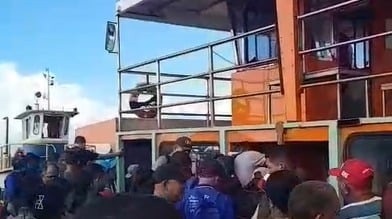 Balsa apresenta problema no motor e fica parada durante travessia entre Cabedelo e Lucena