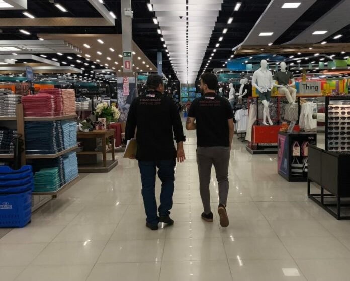 Procon-JP autua 29 estabelecimentos e notifica mais de 50 lojas durante plantão Black Friday