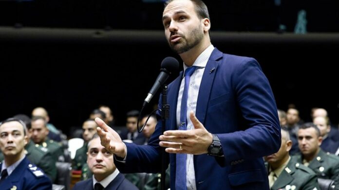 Tuíte antigo de Lula foi colocadoi em site de Eduardo Bolsonaro | Reprodução Senado Federal Tuíte antigo de Lula foi colocadoi em site de Eduardo Bolsonaro | Reprodução Senado Federal