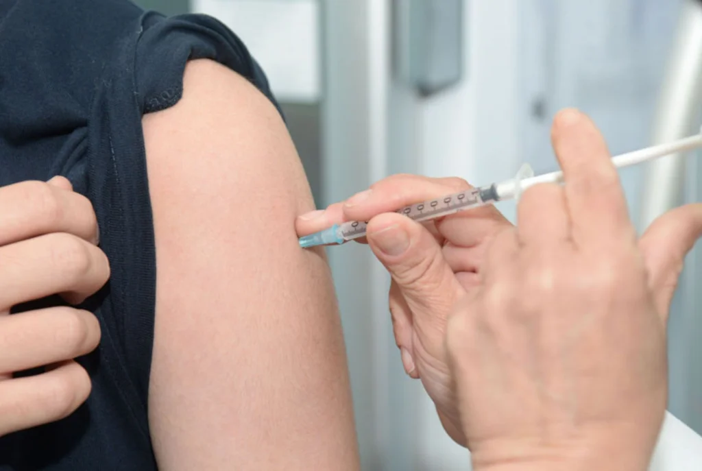 Dia D de multivacinação contra mais de 20 doenças acontece neste sábado (22) em todo o país
