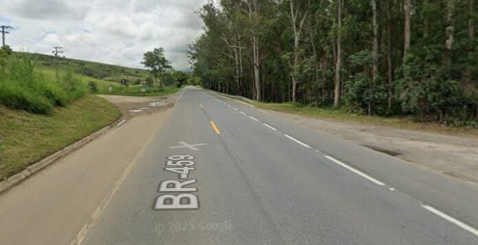 Corpo de homem é encontrado esmagado por pedra às margens de rodovia em Lorena