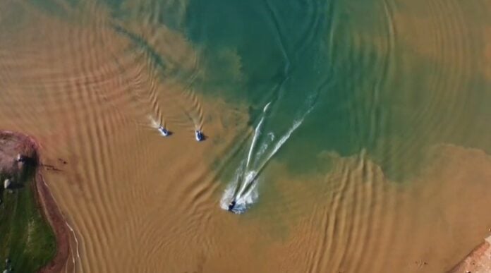 Bombeiros realizam buscas por jovem que desapareceu em represa de Jacareí