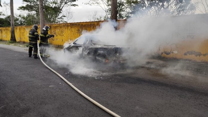 Carro fica destruídos após pegar fogo em Caraguatatuba