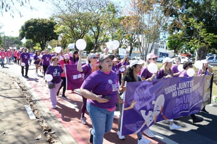 Campinas faz caminhada contra violência à mulher para encerrar campanha de 21 dias Campinas faz caminhada contra violência à mulher para encerrar campanha de 21 dias
