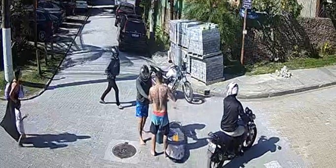 VÍDEO: Família é assaltada por quadrilha enquanto voltava de praia em São Sebastião