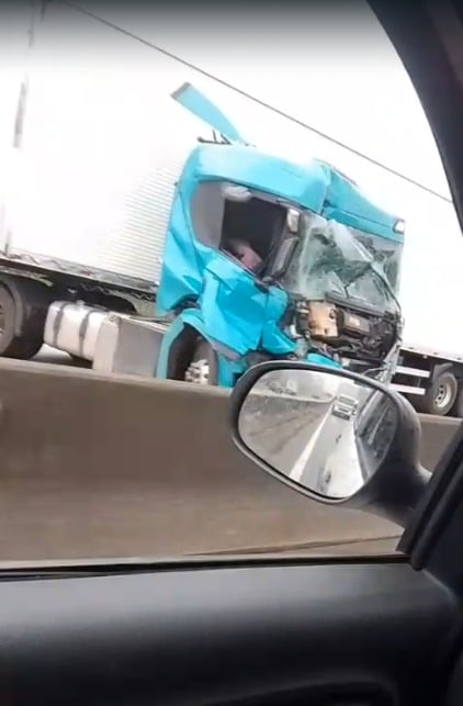 Acidente com carreta bloqueia totalmente a Dutra em Pindamonhangaba Acidente com carreta bloqueia totalmente a Dutra em Pindamonhangaba